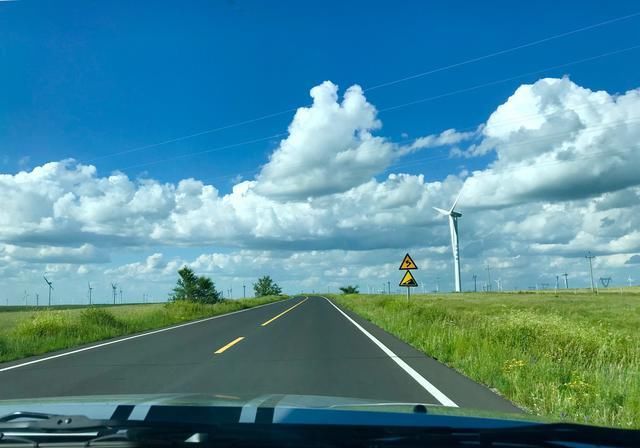 自驾房车在内蒙草原和暴风雨赛跑，被巨大的乌云盖顶是什么感受？
