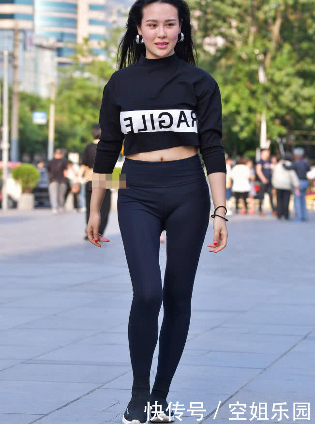 气质御姐紧身裤秀出凹凸有致好身材，街头凹造型的姿态赚足路人眼