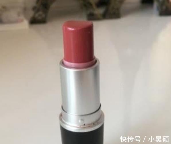  [用成]你的口红都用成哪种形状了？看到第三种，网友：你是嘬着用吗？