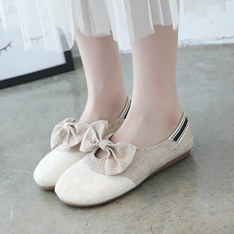 不爱穿高跟鞋的女人有福了，瞧瞧新出的“凉鞋”，简单好看还减龄