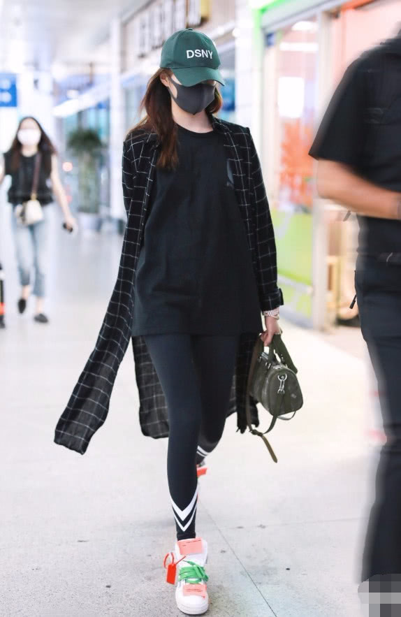 关晓彤直接穿健美裤走机场，秀出了一双逆天牙签腿！