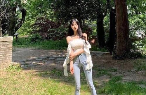  『舒适』牛仔裤搭配很有女人味，展现独有的优雅气质，让人眼前一亮！