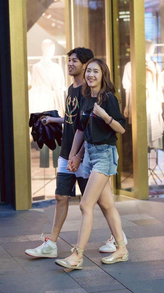 素人街拍:简单搭配却更能凸显美丽容颜，小蛮腰性感！