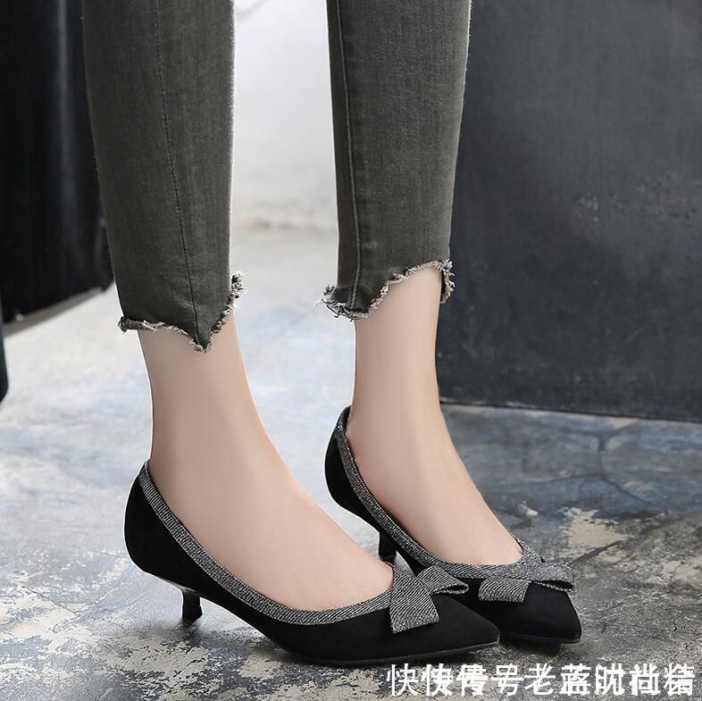 『女人』时尚的尖头高跟鞋小巧玲珑,散发出女人性感迷人的气息