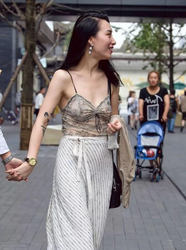 成熟小吊带裹出性感上围，最能凸显女生妩媚，极具视觉冲击力