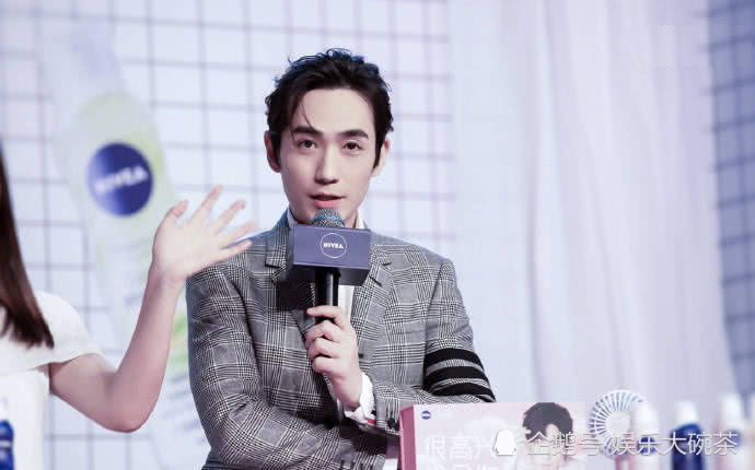 朱一龙现身某发布会 身穿格纹西装 造型斯文帅气随性自然