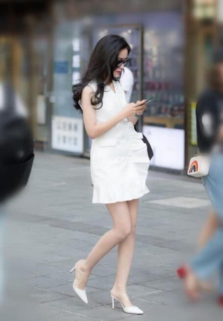 街拍:小美女纯洁亮丽脸蛋精致，令人心动不已!