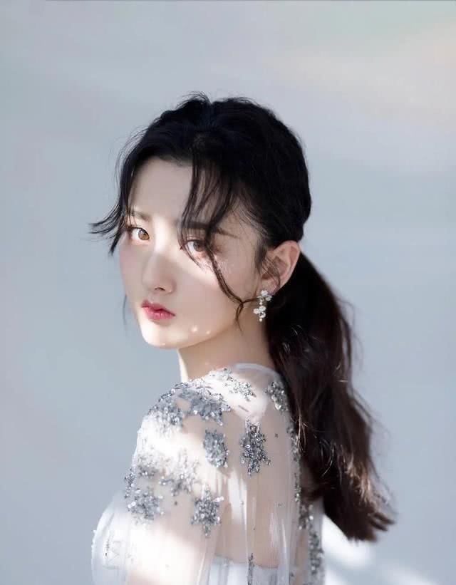 『脸上』女生脸上有这4个“特征”,很容易招惹异性中两个真的很少见