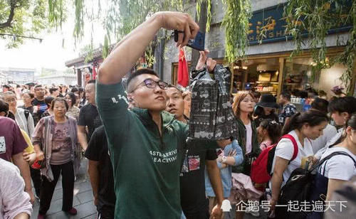 “十一”假期，北京南锣鼓巷，游人如织，非常热闹