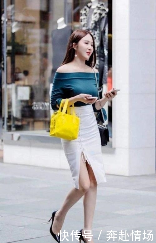  #美女#路人街拍，美女吊带背心搭配蓝色牛仔裤，充满时尚丽人的感觉