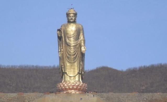 花费12亿打造的世界第一大佛,如今摸一下170元,游客摸不起