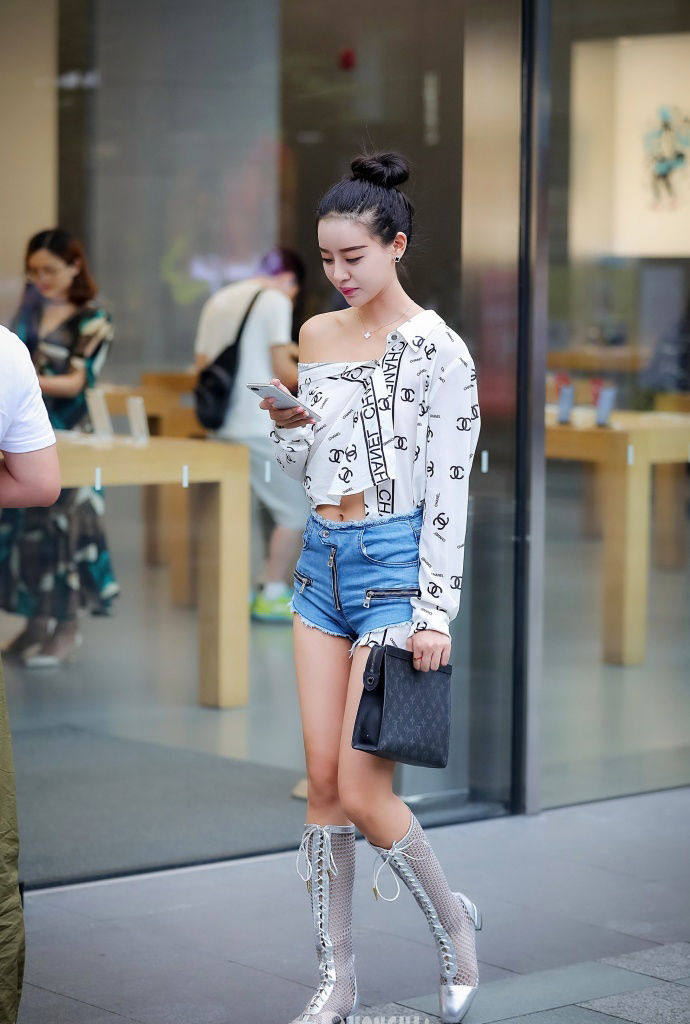 街拍北京:夏季受欢迎的时尚穿搭，尽显优雅婉约与高挑窈窕