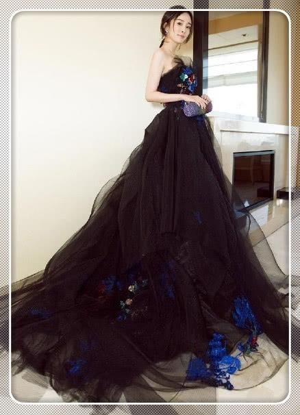 杨幂红毯未P图照片流出，S型曲线好抢眼，网友：不P图也很美