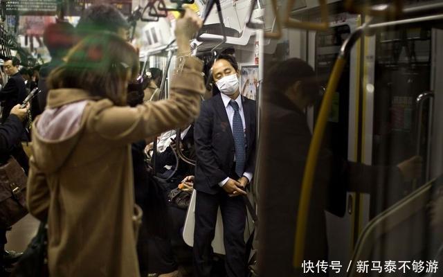 中国游客去日本旅游,坐公交时给老人让座,却遭