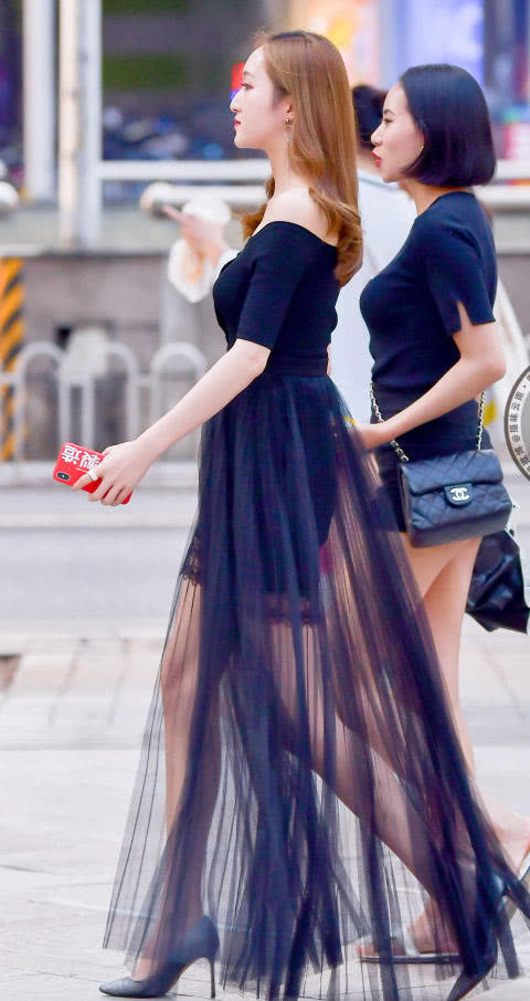 两位小姐姐当街美腿大比拼,分不清谁输谁赢,一路走来气质非凡,