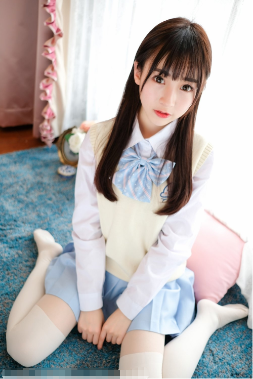 甜美白丝美腿少女：你快回家陪我，好想你