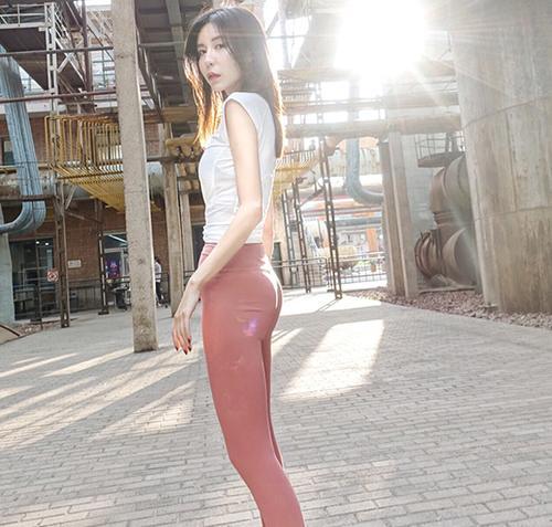 温婉有型的打底裤美女，尽显小家碧玉的身材