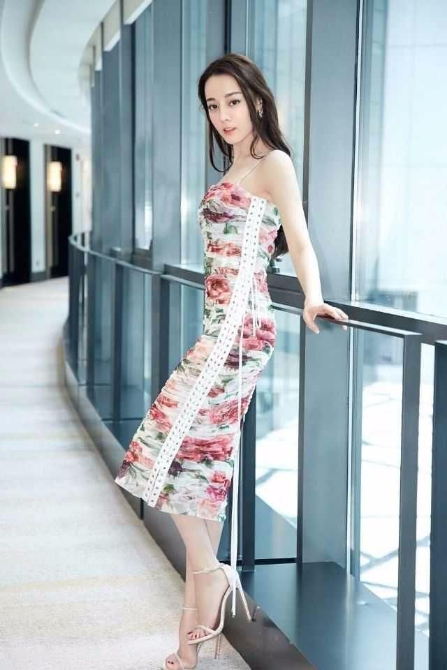 穿印花连衣裙，戚薇霸气，陈乔恩端庄优雅，热巴性感迷人！