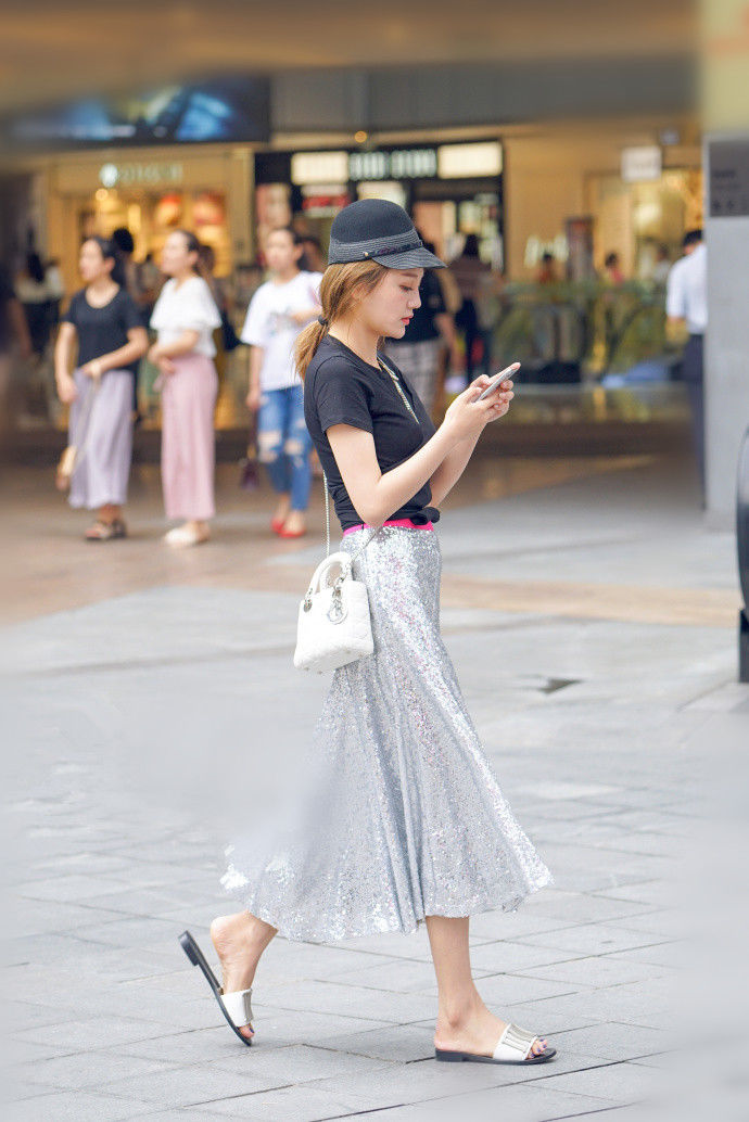 重庆街拍，简洁又百搭的搭配，更能绽放时尚的魅力!