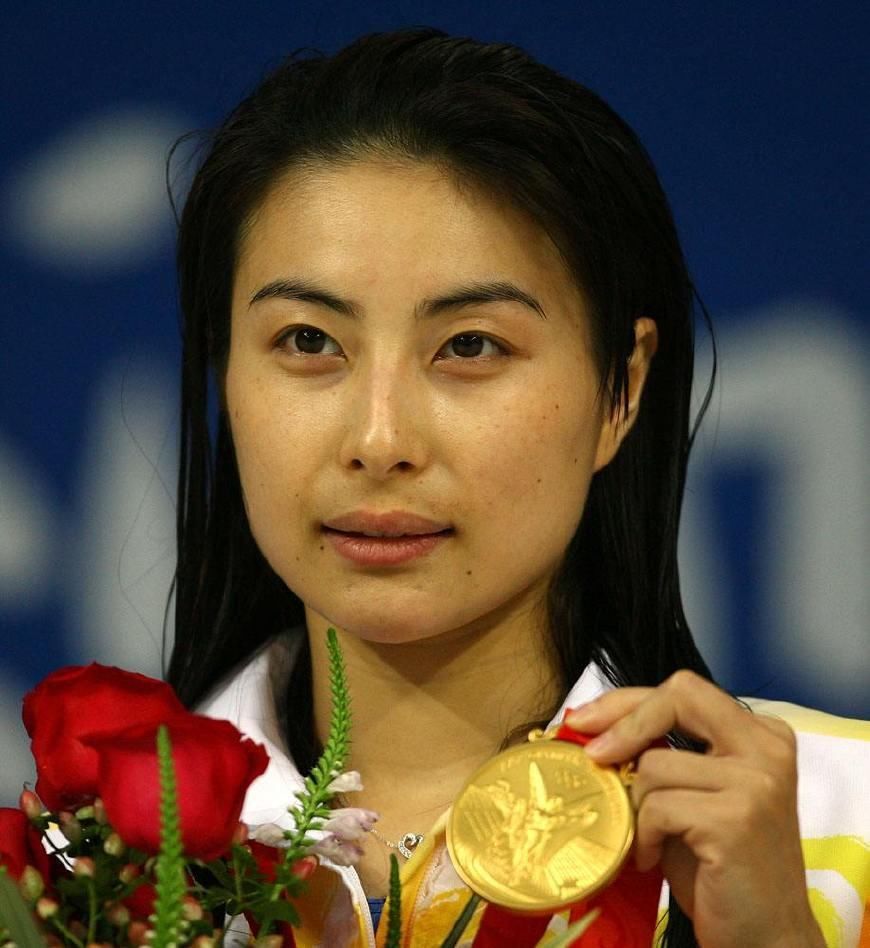 郭晶晶低调现身河北老家,素颜穿着朴素与常人无异,头上发夹吸睛