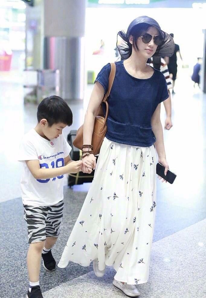 黄圣依是不知道自己腿粗吗?这么窄的短裤，腿都快被她撑变形了!