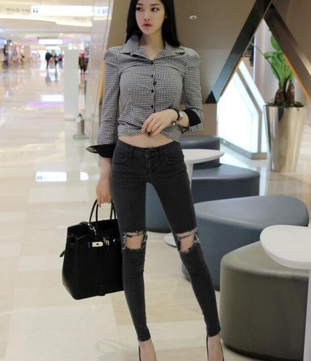 洋溢少女气息的紧身皮裤，勾勒出腿部线条，非常漂亮！