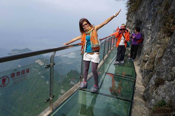 玻璃桥从上往下是风景，而从下往上也是一道“风景”，女生要注意