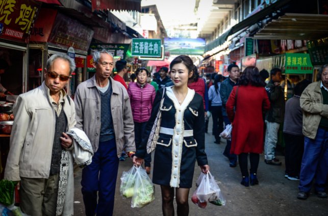 实拍:云南50岁退休大妈冻龄不老，与25岁女儿同出门似姐妹