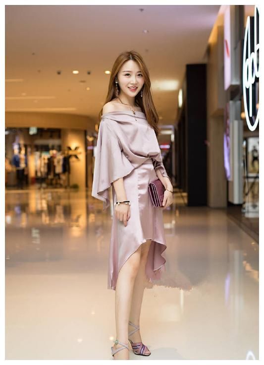 街拍：轻熟风少女穿搭，有一种独特的自信和魅力