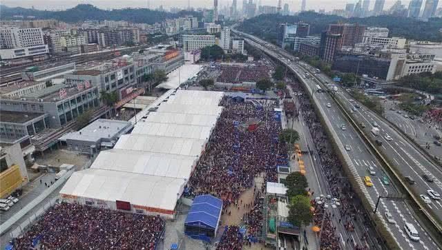  国人：中国最霸气的火车站：敢用这8个字做标语，国人看了都振奋