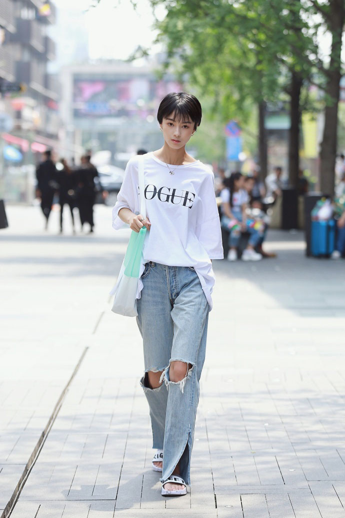 路人街拍：小姐姐光滑的美腿踩透明凉鞋时尚性感，吊带香肩好看