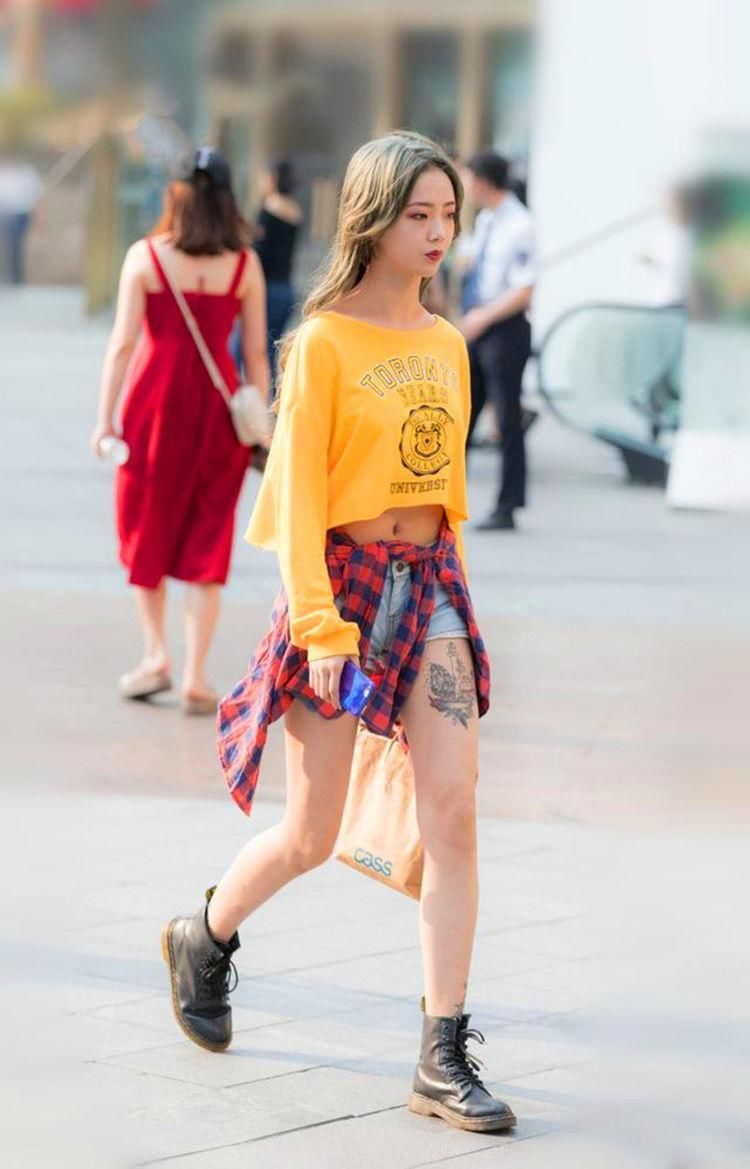 匀称标致的紧身裙小姐姐，秀出修长的大长腿，满满的女人时尚味!