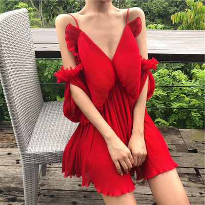 身着“吊带裙”的女人，总会让人觉得神秘且格外迷人