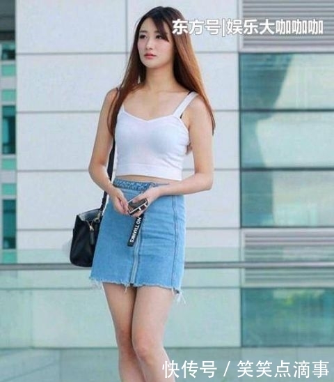  『美女』街拍：般般入画的小姐姐，一条红色背心配白色长裙，时尚优雅大方