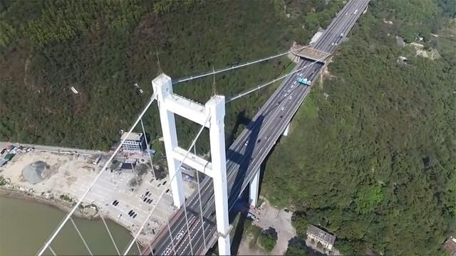 我国第一座大型悬索桥，耗资30亿建成，却成“堵车胜地”