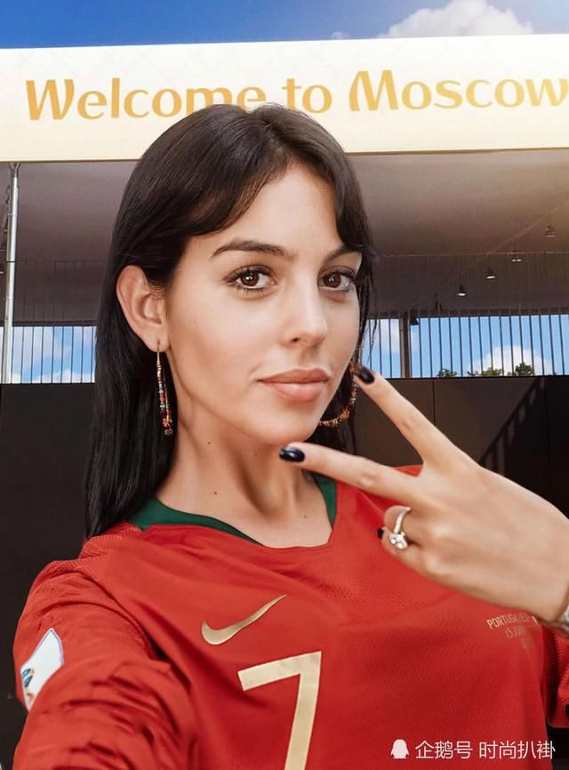 33岁的C罗身体却只有20岁，女友身材火爆，网友:你老婆真棒!