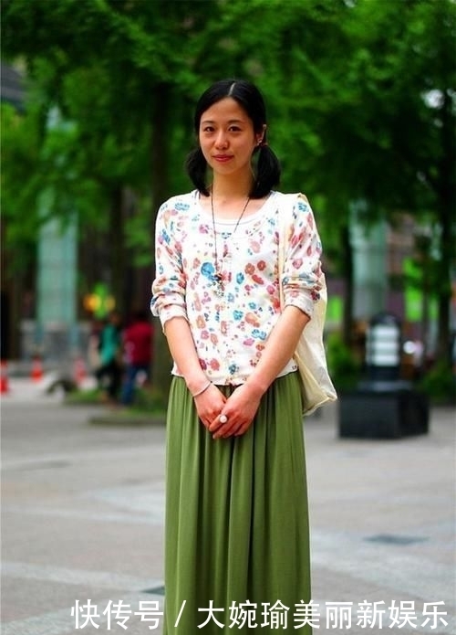 #裸色#路人街拍,小姐姐穿了一双裸色的浅口高跟鞋,看着美感十足