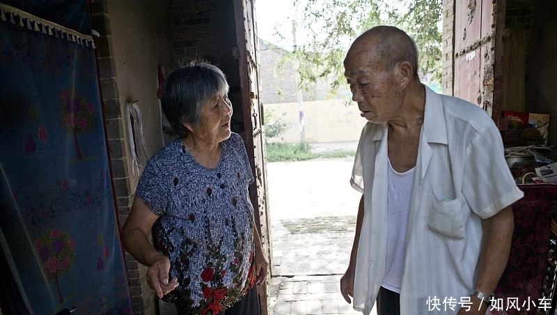  「养老金」如果用缴纳社保的钱，存在银行十五年，之后够养老吗