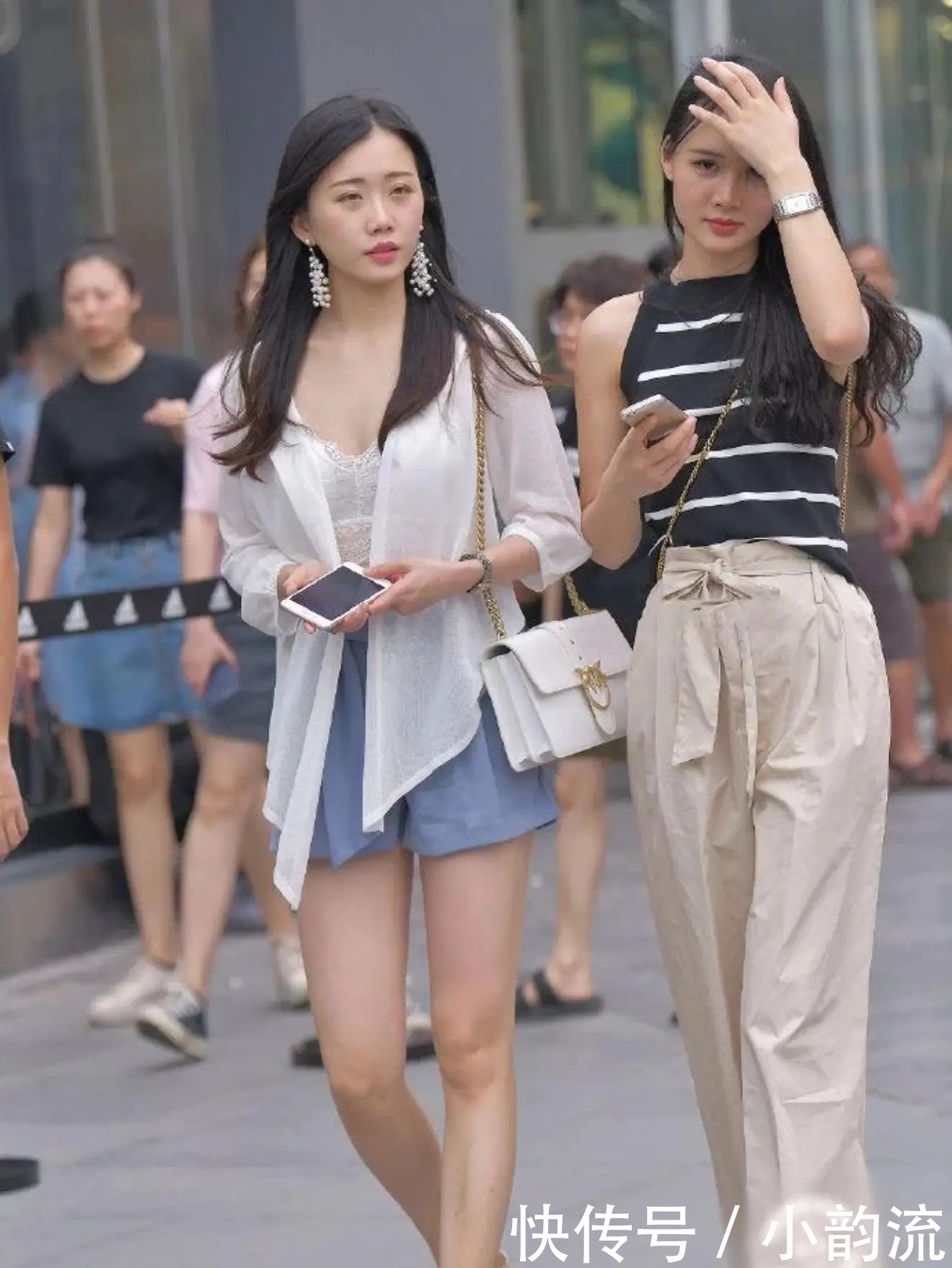 「美女」这美女也太大胆了,穿成这样就敢上大街。网友:给力!