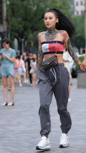 路人街拍，军绿色的纯色小吊带，秀出小姐姐精致优雅的锁骨