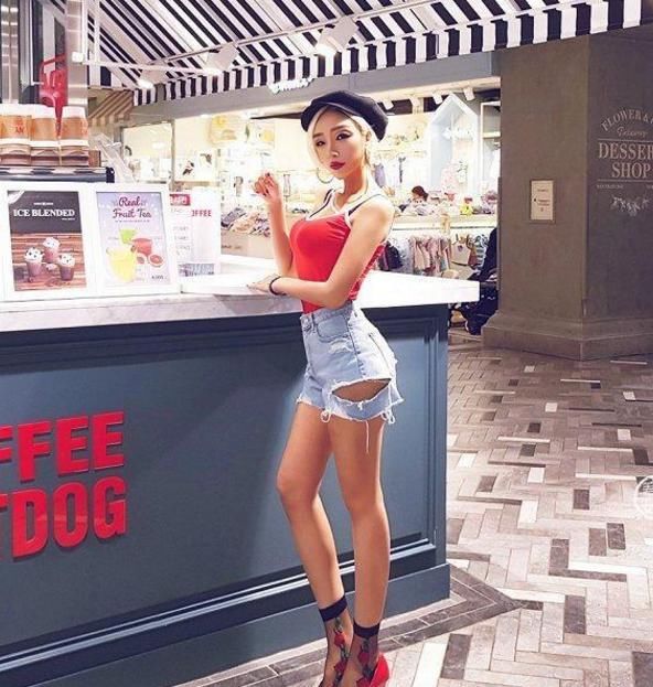 牛仔裤让女性的双腿显得修长高挑，看起来十分飘逸