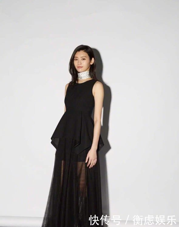 奚梦瑶又在机场搞事情，直接穿“塑身衣”现身，这身材简直了！