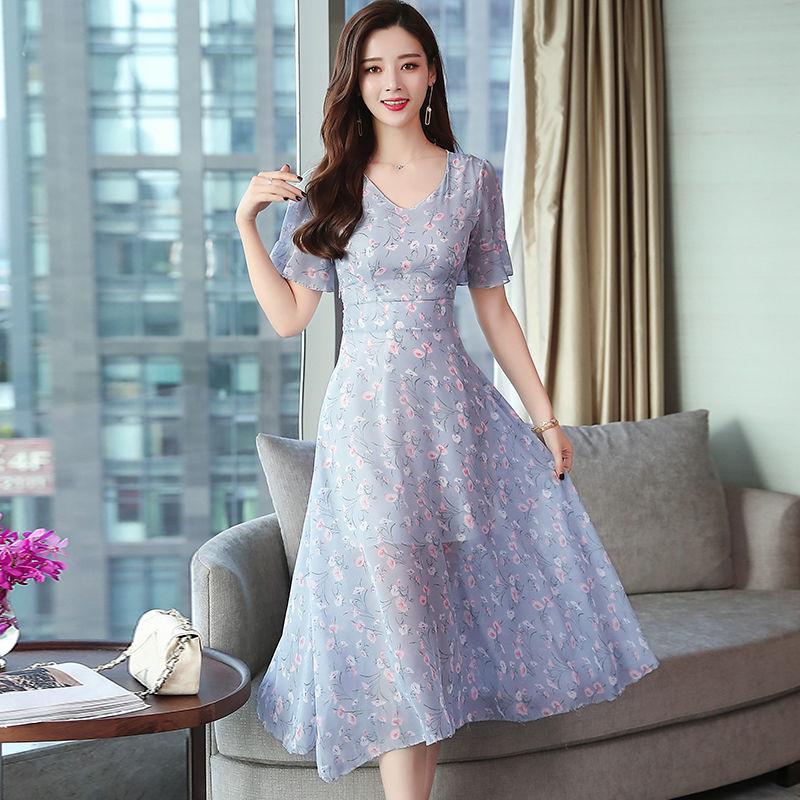 赫本裙不流行了!今秋小姐姐流行穿“镂空裙，性感时髦，年轻十岁