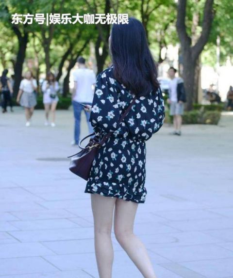  「风范」街拍：肤如凝脂的小姐姐，一条深蓝色的连衣裙，气质女神风范