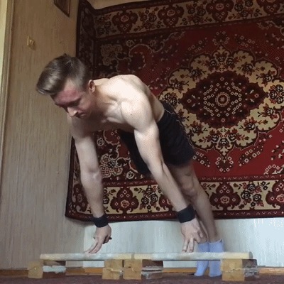 实力超群的19岁徒手健身达人，别人做俄挺用手掌，他用2个手指