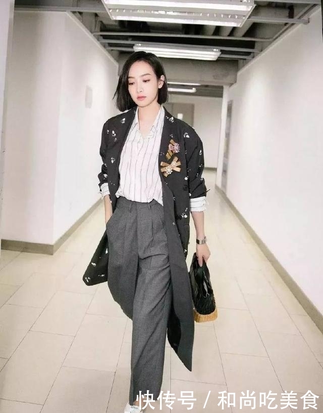  [女人]女人过了三十别穿的太老，试试休闲有活力的小白鞋，减龄又显俏皮