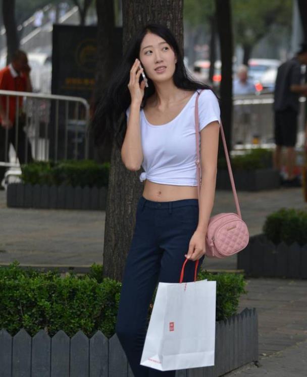 「气质」街拍：姿色天然的小姐姐，一条枣红色的连衣裙，时尚优雅气质