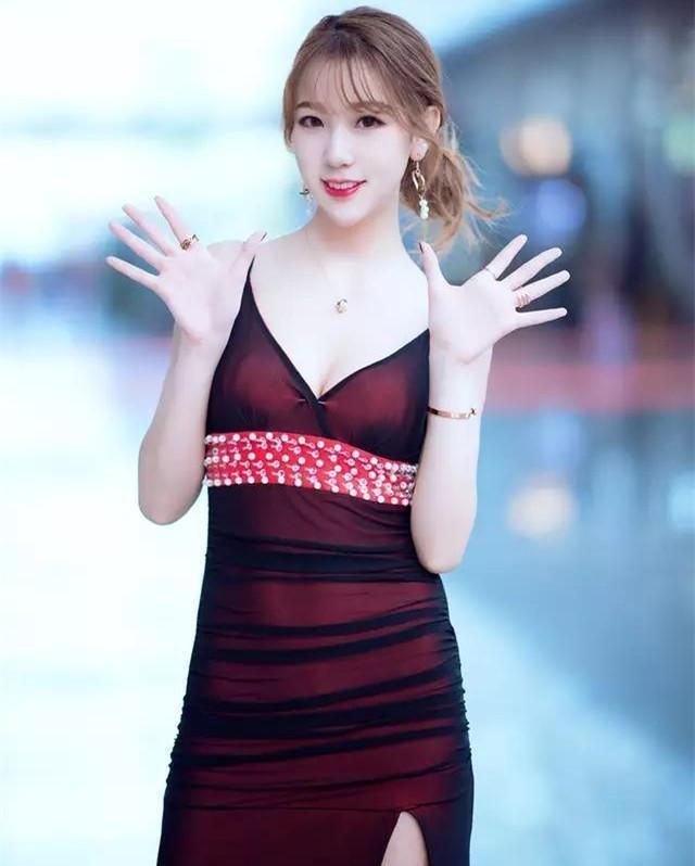 #紧身#街拍:青春洋溢的紧身裙美女,彰显潮流的气息,靓丽又大气