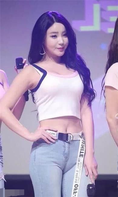 俏丽小姐姐，紧身牛仔裤太紧显勒痕，竟然还向上提