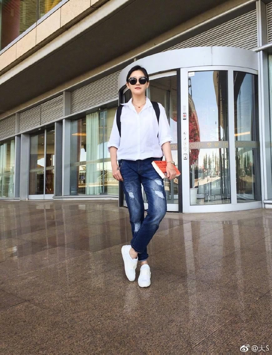 42岁大S真会穿!身着粉色连衣裙显小20岁，网友:小S都没你会穿